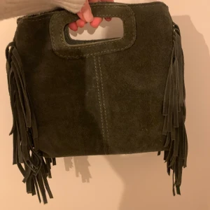 Grön maje väska  - Perfekta mörkgröna mocka väskan från en marknad i st tropez i somras. Mycket rymlig men tyvärr inte mycket använd. Bandet är justerbart 