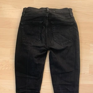 Svarta jeans från Selected Femme - Säljer ett par svarta jeans från Selected Femme i storlek 25. De är i bra skick och har en klassisk design med fem fickor och dragkedja. Perfekta för både vardag och fest! 🖤Använda max 1 ggr