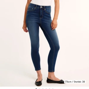 Blå skinny jeans - Snygga blå skinny jeans i storlek 46. De är högmidjade och har en klassisk femficksdesign med dragkedja och knapp. Perfekta för både vardag och fest! 👖💙