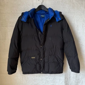 Ralph Lauren jacka - Säljer nu denna riktigt feta Ralph Lauren jacka i fint skick endast en liten fläck framme som knappt syns som JAG absolut tror går bort, perfekt nu till vintern❄️ | Passform: storlek M | Kan mötas i Stockholm! | PRIS KAN DISKUTERAS! | Så om du är ute efter en riktigt härlig vinterjacka hör av dig eller om du har några funderingar eller behov av mer bilder👊🏼😊