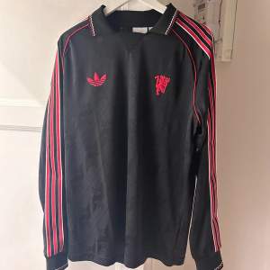 As fet Retro Man United longsleeve! Köpt i Unisport Sthlm för 1200kr Kvitto tillgängligt !  tröjan är använd legit en gång och inte mer.   Size L TTS. skriv t mig vid lilla minsta intresse 😊💯