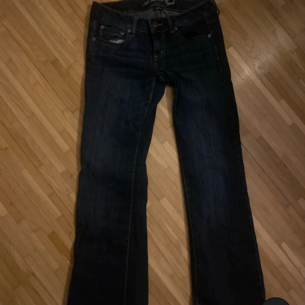 Säljer ett par snygga mörkblå jeans från American Eagle. Bootcut! Är i storlek M men skulle även säga att dom passar i S. Jeans & Byxor.