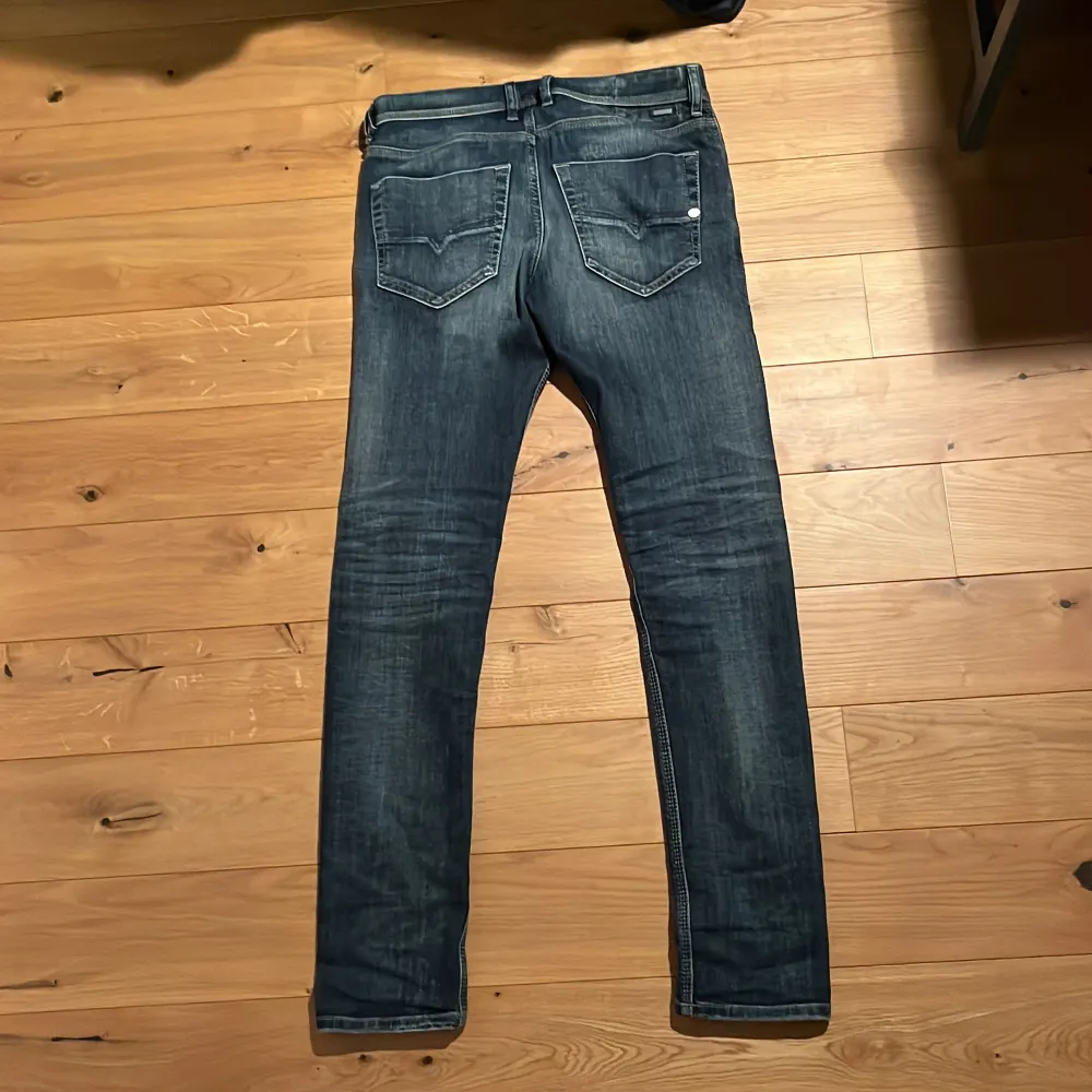 Säljer dessa snygga Diesel slim jeans. W28 L32 med feta slitningar och snygg tvätt. Skicket är riktigt bra med lite tecken på användning. Nypris ca 1800kr. Vid frågor eller funderingar är det bara att höra av sig!. Jeans & Byxor.