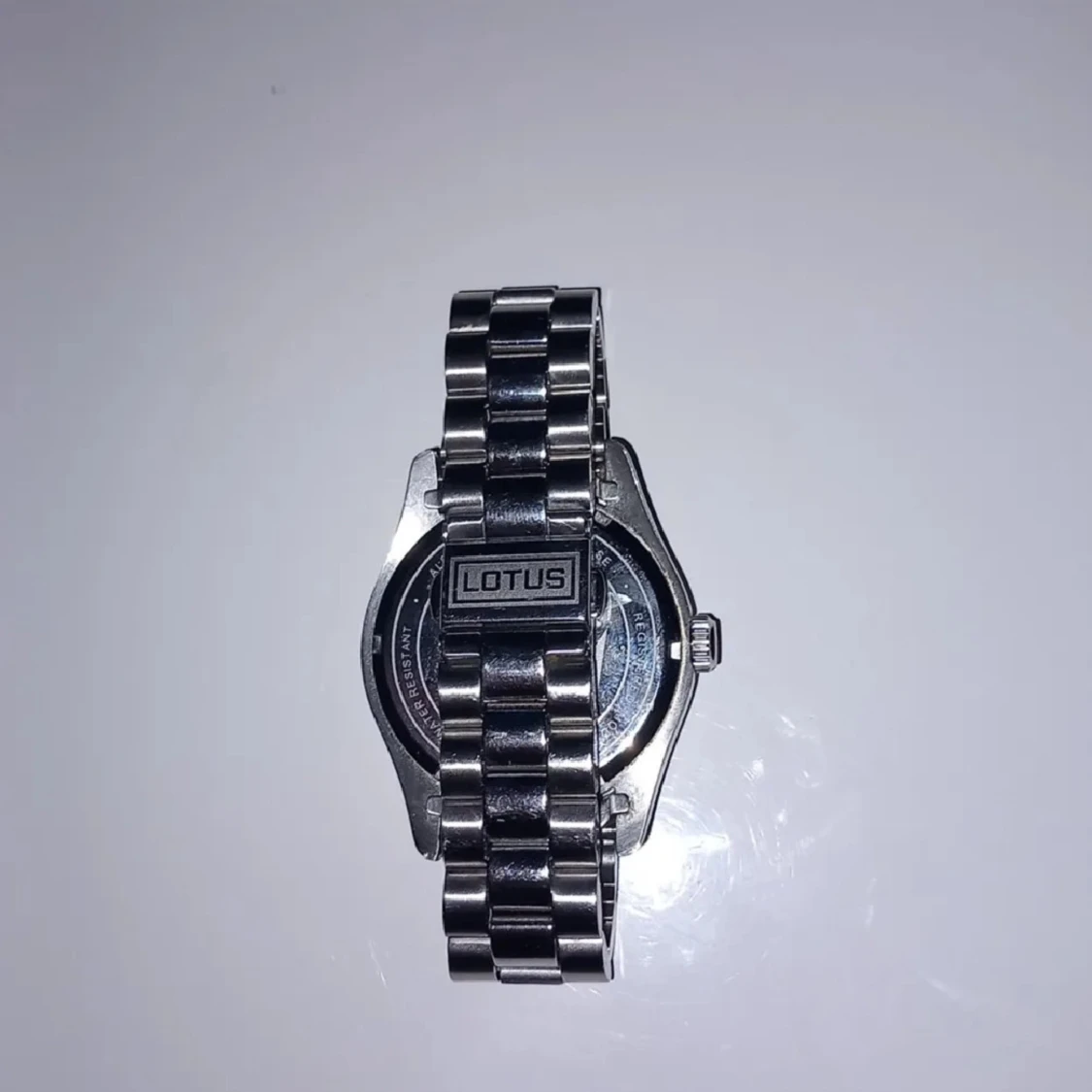 Silverfärgad klocka från Lotus - 90