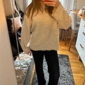 Mysig beige stickad tröja i bra skick. Perfekt för höst och vinter med sin varma och bekväma passform. Tröjan har långa ärmar och ribbade kanter som ger en stilren look. Passar perfekt till både jeans och kjol!