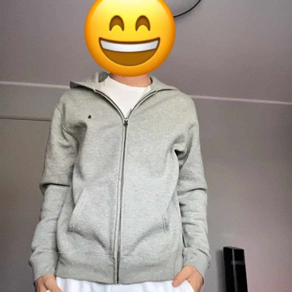 Säljer en snygg grå hoodie från Polo Ralph Lauren i storlek XL. Den är i mycket bra skick och har en dragkedja framtill. Perfekt för höst och vinter med sin mjuka och bekväma bomullskvalitet. Den klassiska loggan är broderad på bröstet. Passar både till vardags och chillkvällar. Är 175 och den passar perfekt.. Tröjor & Koftor.