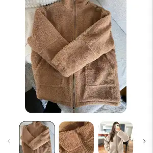 Mysig beige teddyjacka i mycket bra skick. Perfekt för höst och vinter med långärmad design och praktiska fickor. Jackan har en dragkedja framtill och är superbekväm för kyliga dagar. Passar perfekt för en avslappnad stil! Den är inte använd då jag inte var nöjd med färgen, ligger fortfarande i originalförpackning!