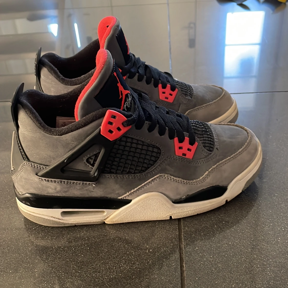 Grå och svarta Nike Air Jordans 4 - 92