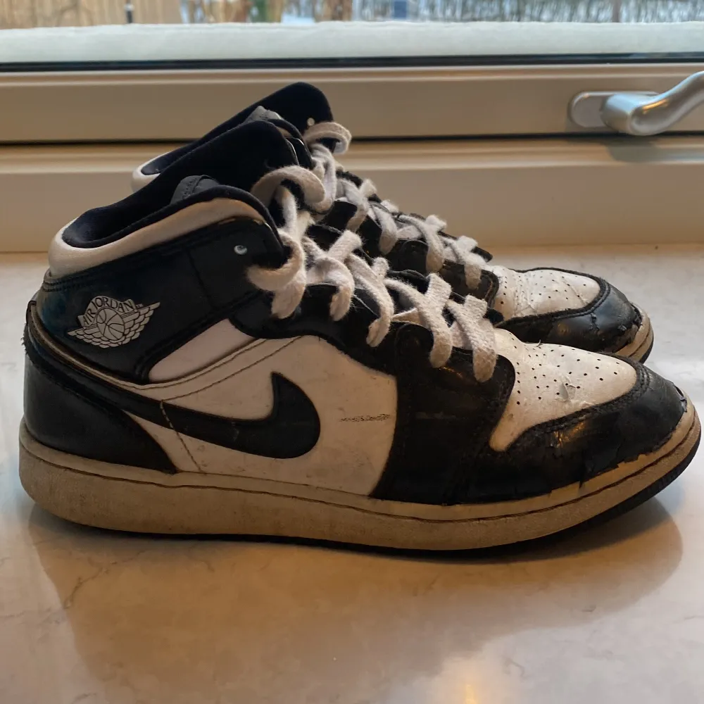 Säljer ett par klassiska Nike Air Jordans i svart och vitt. Skorna har en ikonisk design med snörning och det välkända Air Jordan-märket på sidan. Dom är ganska slitna och är bra som arbetar skor. Säljer för att jag inte använde som. Pris kan diskuteras. . Skor.