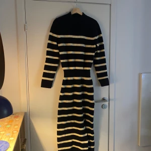 Randig klänning från ADOORE - Snygg randig klänning från ADOORE, inköpt 2021 och använd ett par gånger. Stickad, tight passform med långa ärmar och en liten slits. Perfekt för höst och vinter, gjord i en mix av akryl, polyamid, polyester, kashmir och nylon. 💕