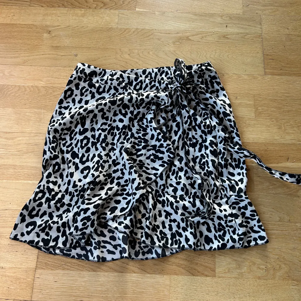 Säljer en superfin leopardmönstrad kjol i 100% polyester. Den har ett snyggt knytband i midjan som ger en extra touch. & knappar. Perfekt för både vardag och fest! 🐆bra skick 🤎finns ingen lapp om storlek men skulle gissa på S. Kjolar.