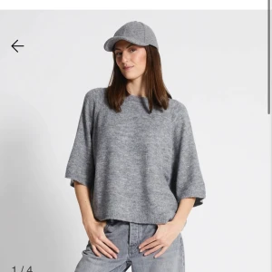 Grå oversized tröja - Säljer en supermysig grå tröja i oversized modell. Perfekt för höst och vår med sina trekvartsärmar och mjuka material. Den är enkel att matcha med jeans eller leggings för en avslappnad look. Perfekt för chill dagar eller en promenad i parken.