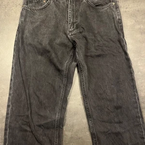 Svarta jeansbyxor Pull and Bear - Säljer ett par svarta jeansbyxor i bra skick från Pull and Bear. De har en klassisk design med urtvättad svart färg och en rak passform. Passar killar med en längd runt 170-175 cm. Perfekta för både vardag och fest! Köptes för 430:-