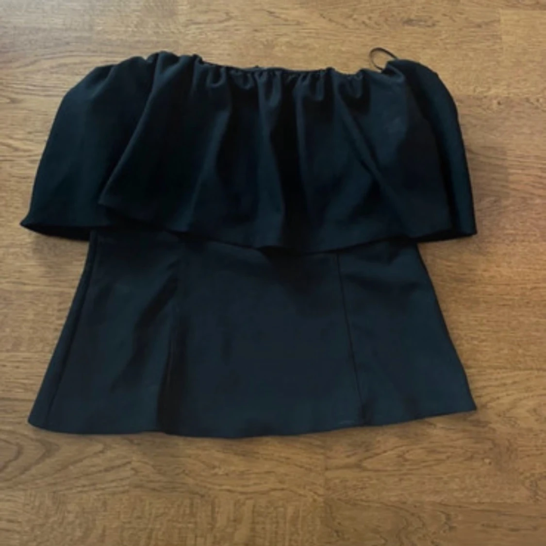 Svart offshoulder topp