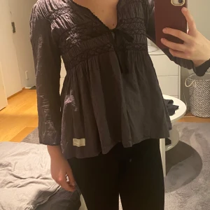 Odd Molly blus - En grå svart Odd Molly blus. Storlek 1/S. Tre kvartsärm 