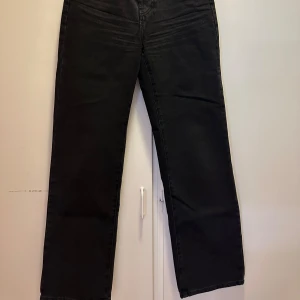 Svarta jeans - Säljer ett par svarta raka lite vida jeans från bikbok, dom är använda lite grann men inga större tecken på användning. Dom är något små i storleken då dom inte har någon stretch men passar mig perfekt som har 36 i byxor annars