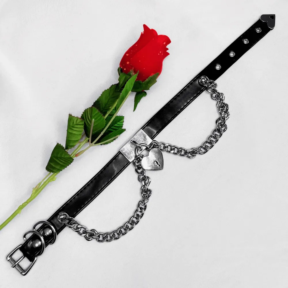 Riktigt snygg alternativ choker med hjärtlås och chunky kedjor i rostfritt stål! 🌹🖤Justerbar mellan 31-38cm 📏Vegan friendly läder och metalldetaljerna har bra med tyngd i sig ⛓️Köptes handgjord på Etsy för 379kr (custom order) så mycket unik! 🫶🏻I oanvänt skick, dock har innermaterialet börjat släppa lite på 2 ställen men inget som stör! ✨Köp nu 💌. Accessoarer.