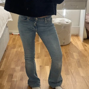 Low bootcut jeans - Säljer ett par snygga blå bootcut jeans i ny skick. De är lågmidjade och har en klassisk femficksdesign. De är från Gina och är i storlek 36. Ty aldrig använd! 