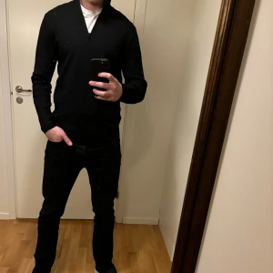 Mango halv zip - Snygg svart tröja med dragkedja och långa ärmar. Perfekt för en stilren look. Passar bra till Jeans