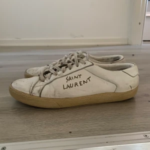Saint Laurent skor sl 06 - Storlek 42 men passar 43, ganska slitet skick men inga stora defekter som sticker ut, har inget OG 