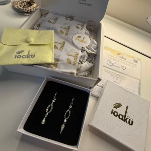 CHIC PEARL HOOP ÖRHÄNGEN från IOAKU i silver - CHIC PEARL HOOP ÖRHÄNGEN från IOAKU i silver 💘 använder inte då jag bär guld, jätte fint skick och box med följer. Nypris 600kr 💝