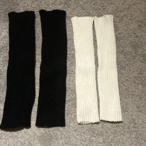 Svarta och vita benvärmare - Två par benvärmare i svart och vitt. De är ribbstickade och perfekta för att hålla värmen under kyliga dagar. Passar bra till både träning och vardagsbruk. Man kan även använda de som armsvärmre! Tyget är lent och inte stickigt dem håller än varm och är sköna. De är även väldigt stretchiga, helt oanvända💗Båda paren för 50 ett par för 30.