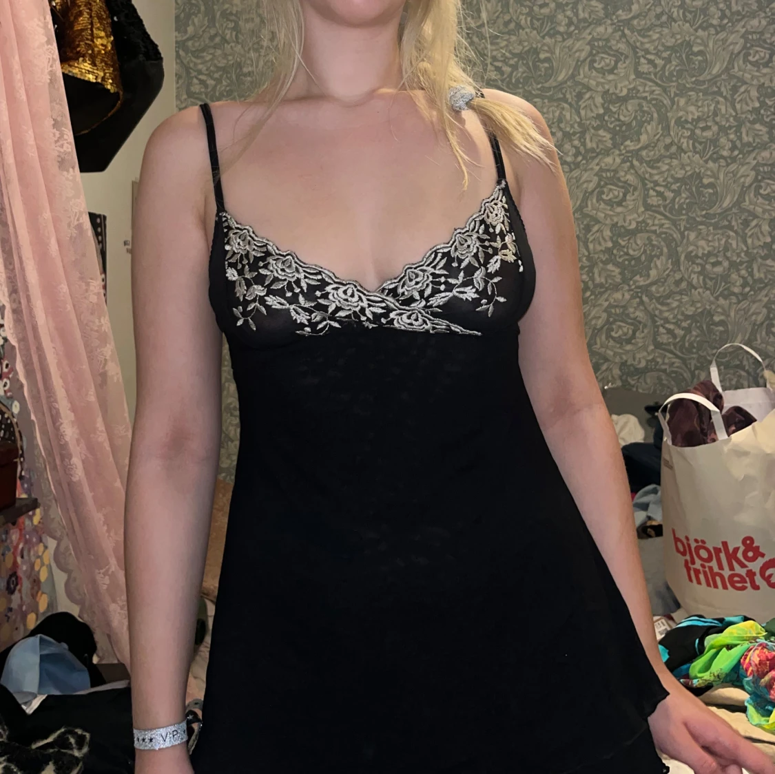 mech linne med vita spetsdetaljer