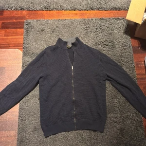 Massimo Dutti Full Zip - Jag säljer nu min skit snygga mörkblåa full zip från Massimo dutti för att den inte kommer till användning. Storleken är S men passar M.Köpt från Massimo dutti för 1400 men mitt pris är 499. Hör gärna av er om ni har frågor!