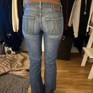 Blå bootcut jeans - Snygga blå bootcut jeans med låg midja