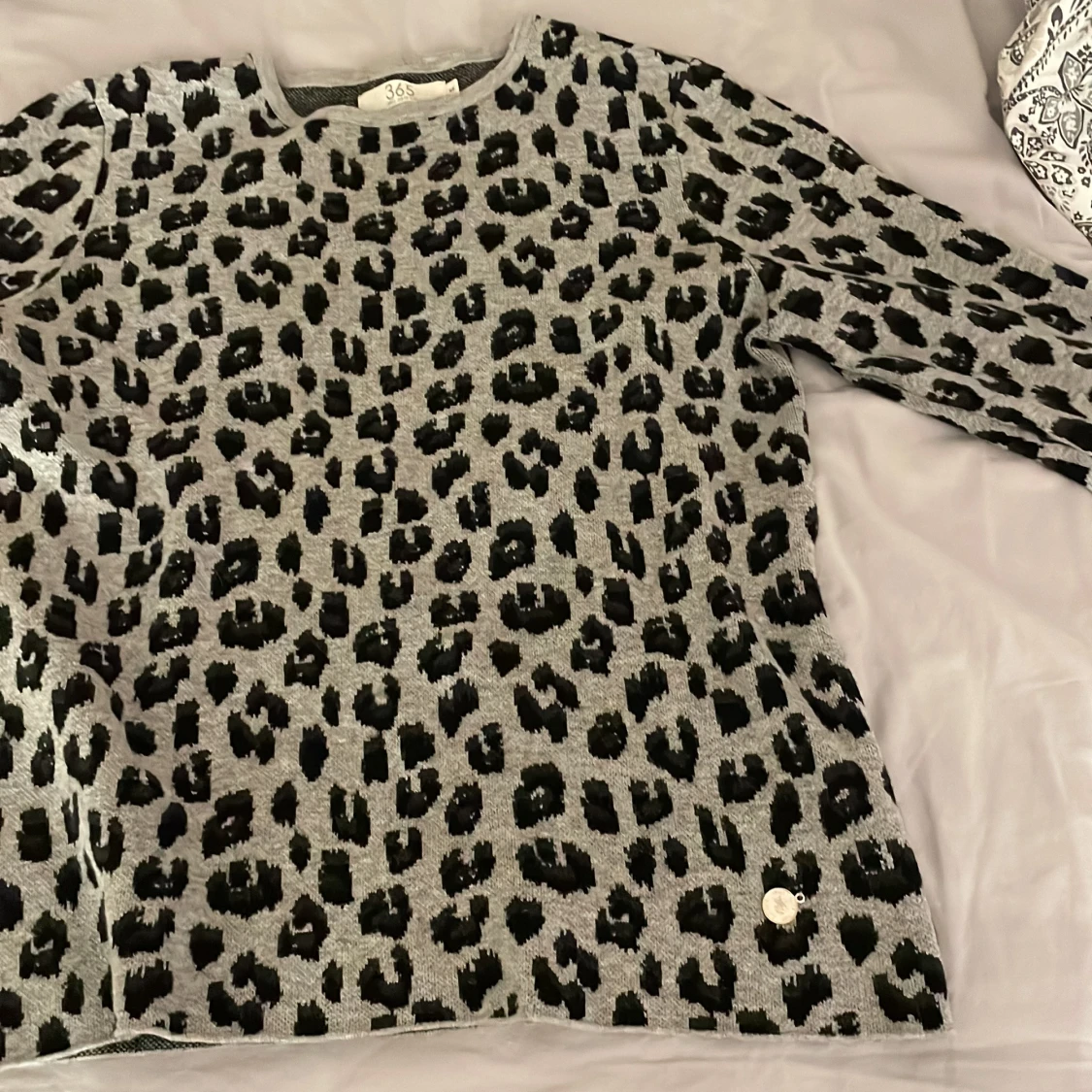 Grå leopardmönstrad tröja från 365 Three Sixty Five - 2