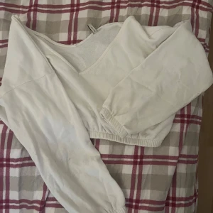 Vit kortare tröja  - Lite nopprig annars bra skick. 