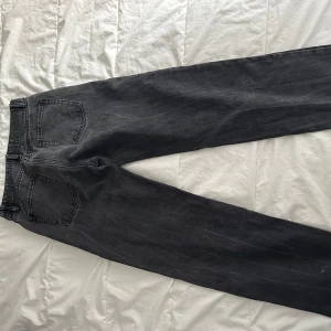 Svarta jeans från Levis - Snygga svarta jeans från Fsbn med klassisk design. De har en rak passform och är perfekta för en stilren look. Jeansen har fem fickor och en knappgylf.