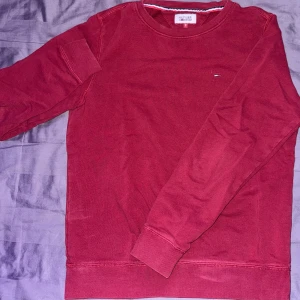 Röd tröja från Hilfiger Denim - Säljer en riktigt snygg röd tröja från Hilfiger Denim. Säljer den för att kag inte använder den någon mer, den är knappt använd så skicket på den är 10/10. Priset kan diskuteras vid snabb affär. 