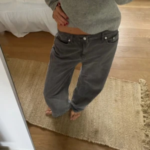 Baggy jeans NA-KD - Superfina grå jeans från NA-KD 💕 I perfekt skick! Köpta på Vinted, säljer då de tyvärr är för små för mig  Nypris är 600 kr :)  Mått:  Totallängd: 103 cm Midjemått: 76 cm Innerbenslängd: 76 cm   Pris är självklart förhandlingsbart! Hör gärna av er vid frågor 😊