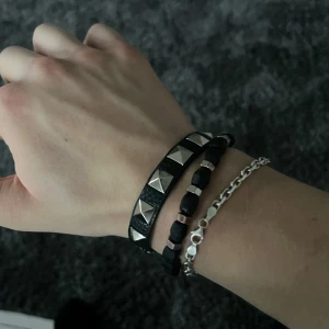 Valentino armband  - Säljer ett valentino armband för galet pris, skicka bud så är de ditt! Skriv för frågor eller bilder💯.        Ej äkta