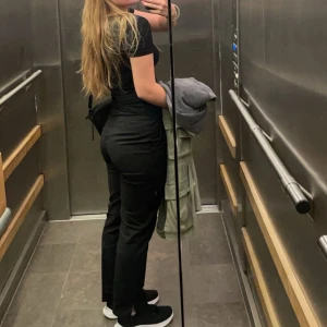 Svarta kostymbyxor - Svarta kostymbyxor från H&M, endast använda en gång. Passar mig i längden som är ca 160, har du några frågor så är det bara att skriva!