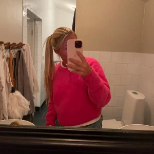 Rosa tröja  - Säljer denna rosa tröja i ull blandning, köpt på Åhléns för 800 men säljer för 400