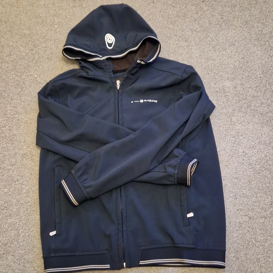 Mörkblå jacka med huva