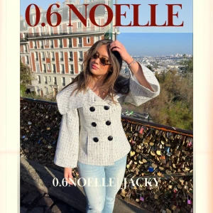 0.6 NOELLE - Unik kappa i en figursydd modell. Denna kappa ger en speciell touch till din outfit💋