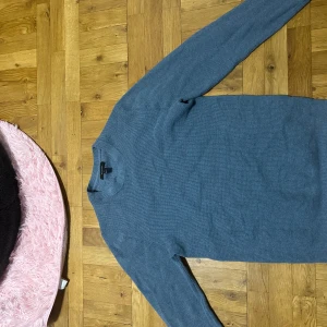 Blå stickad tröja från Matinique - Säljer en stilren blå stickad tröja från Matinique. Tröjan har långa ärmar och en ribbad rund halsringning. Perfekt för kyligare dagar. Passar både till jeans och chinos. Köpt för ca 899kr pris kan diskuteras!