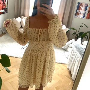 Gul blommig klänning - supersöt men aldrig använd! 💛🌼