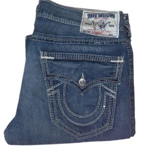 Blå jeans från True Religion - Säljer par snygga True religions. Dom är storlek 36/36 och ganska baggy. Anledningen jag säljer dom är för jag har aldrig på mig dom för jag har ”bytt stil”. För mer frågor eller funderingar skriv till mig. Priset inte på hugget kan sänka 💯.