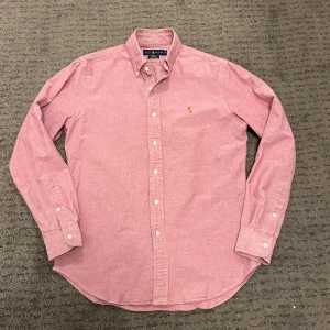 Ralph Lauren Skjorta - Säljer nu en riktigt fet Ralph Lauren skjorta. Färg Rosa, Storlek S Slim fit. Snabb affär bättre pris. Om du har några funderingar så är det bara att fråga på! ❇️