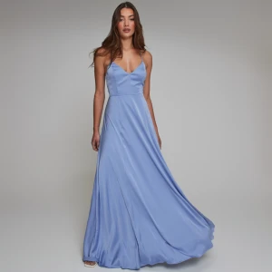 Ljusblå satin långklänning! - Superfin ljusblå långklänning med smala axelband och v-ringad urringning från Nelly! Klänningen har en flytande passform och är perfekt för speciella tillfällen, som t.ex. balen😊 Använd endast en gång, så mycket bra skick.  Jag är 170cm lång för referens. Nypris: 1199kr💕