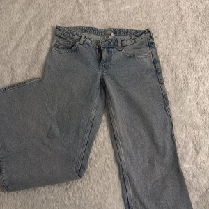 Ljusblå jeansbyxor - Snygga ljusblå jeansbyxor med klassisk design. De har en rak passform och är perfekta för en avslappnad stil. Byxorna har fem fickor och en knappgylf.