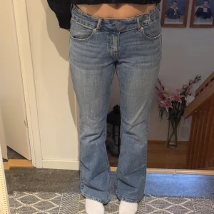 Blå Y2K bootcut jeans från Gina Tricot - Snygga blå Y2K bootcut jeans från Gina Tricot. Storlek 38. Mycket bra skick 