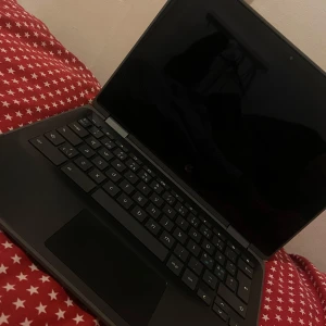 HP Chromebook - Säljer en HP Chromebook i mörkgrå färg. Den har en kompakt design med en tydlig HP-logga på locket och en färgglad Chromebook-logga. Perfekt för studier eller surfning. Tangentbordet är svart och skärmen är av standardstorlek. (Den är även fellbar dvs man kan använda den som en surfplatta då den är touch) 