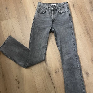 Grå jeans från Ginatricot  - Grå mid waist jeans från Ginatricot, säljer då de ej kommer till användning💞
