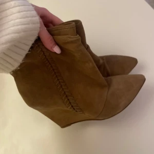 Boots med kilklack - Dösnygga boots med kilklack. 
