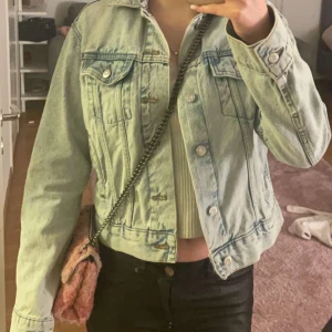 Jeans jacka - Säljer denna jeansjacka från hm i storlek xs 💕